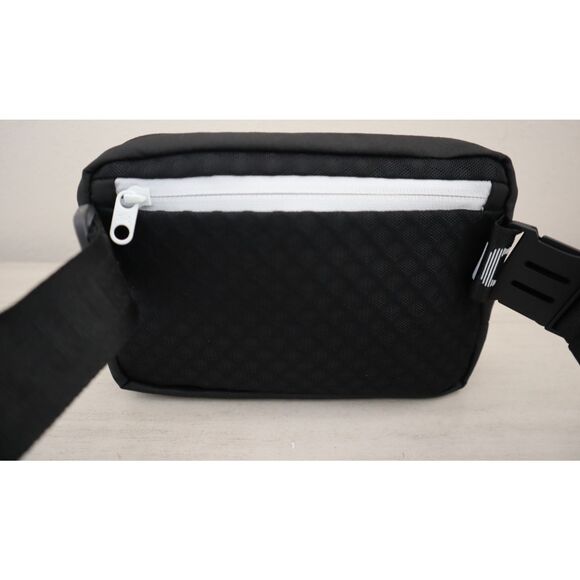 Under Armour 1378418-001 Unisex O/S Black/White UA Essential Crossbody Waist Bag - Picture 3 of 16